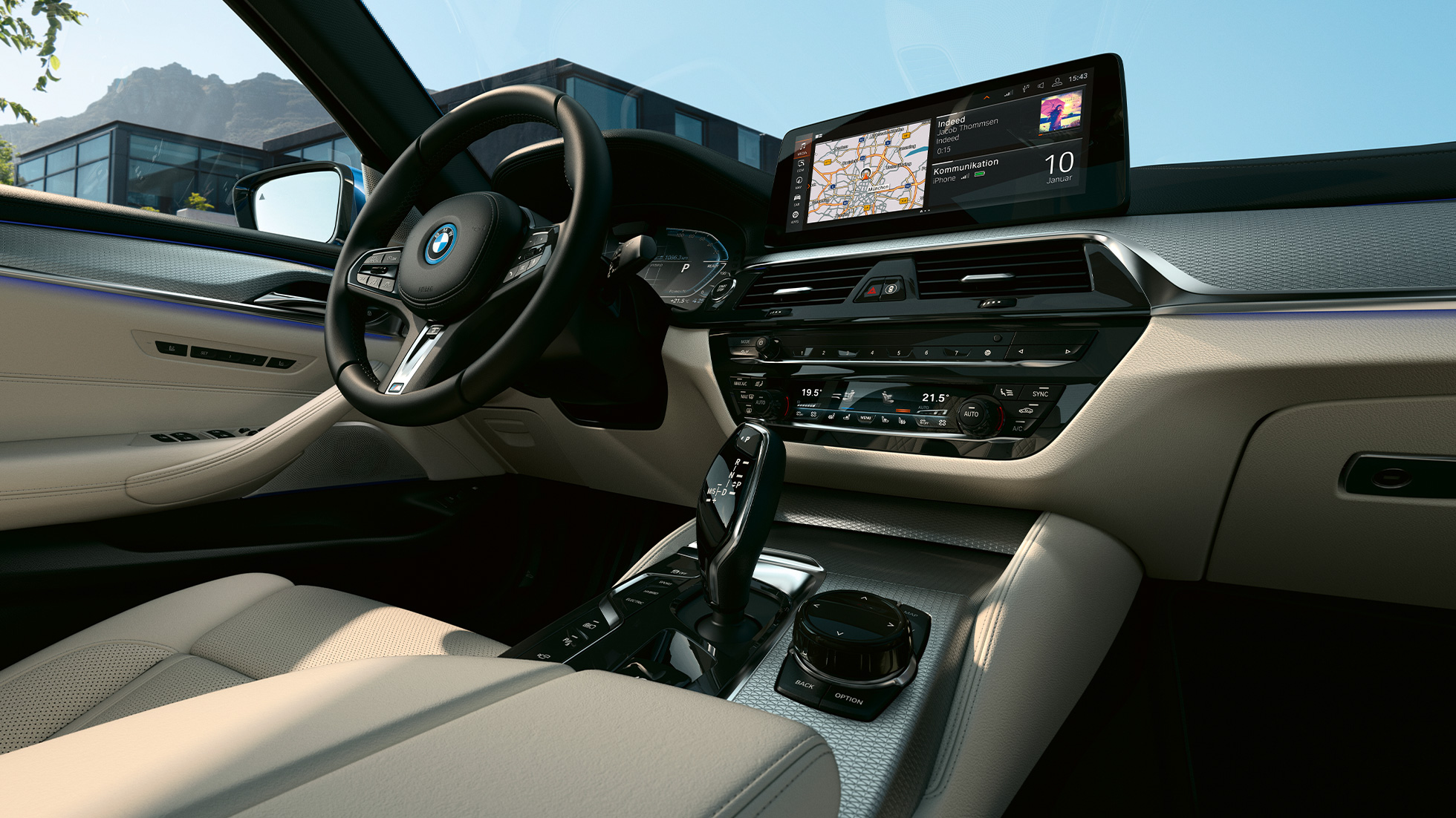 Interiorul BMW Seria 5 Sedan, G30 Imagine din interior cu Control Display-ul şi volanul sport îmbrăcat în piele ale BMW Seria 5 Sedan, G30, Facelift, 2020