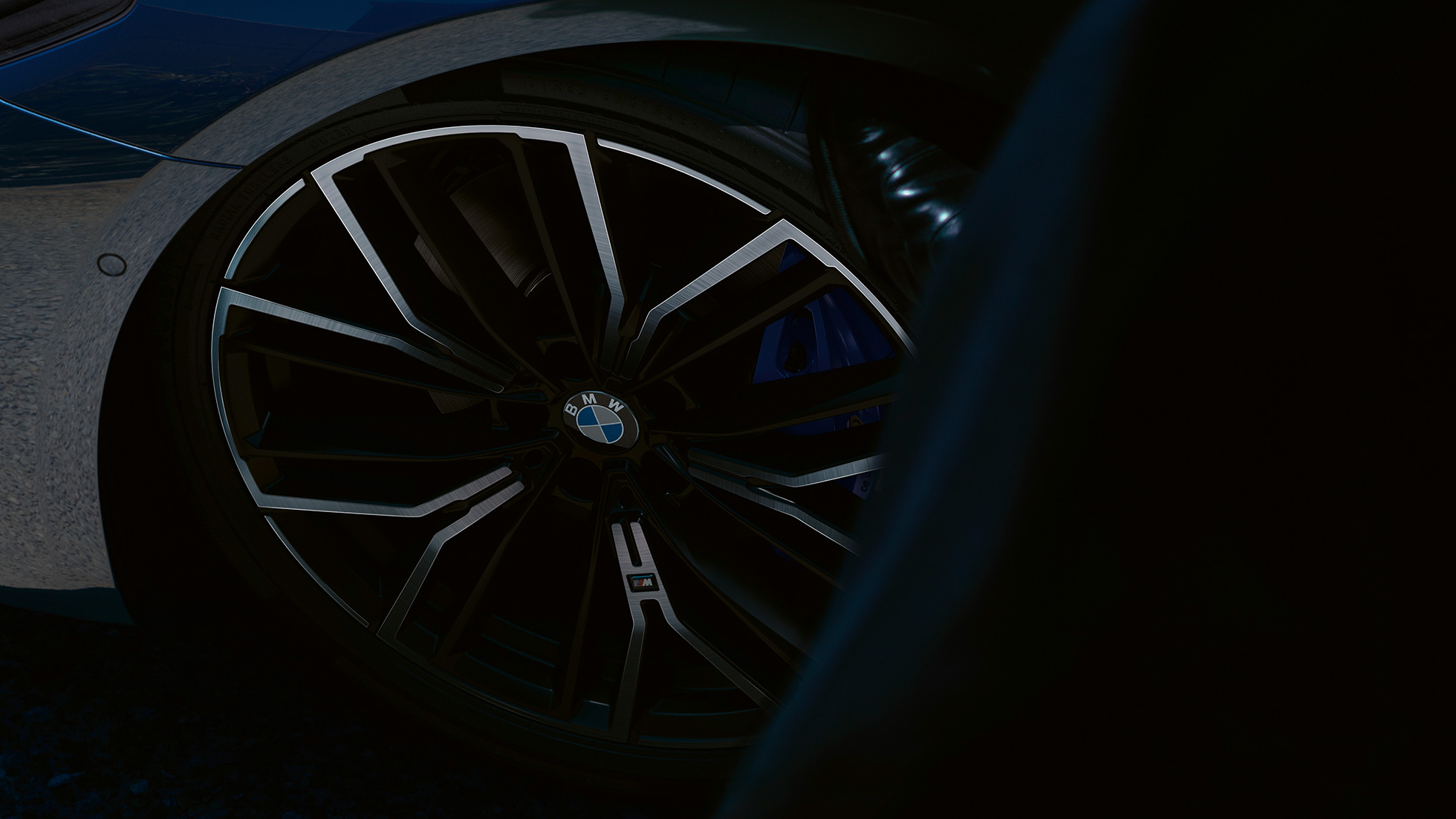 Jantele M din aliaj uşor Y-spoke, tip 846 M, ale BMW Seria 5 Sedan, G30 Imagine în prim-plan cu jantele M din aliaj uşor Y-spoke, tip 846 M, ale BMW Seria 5 Sedan, G30, Facelift, 2020, în Albastru Phytonic