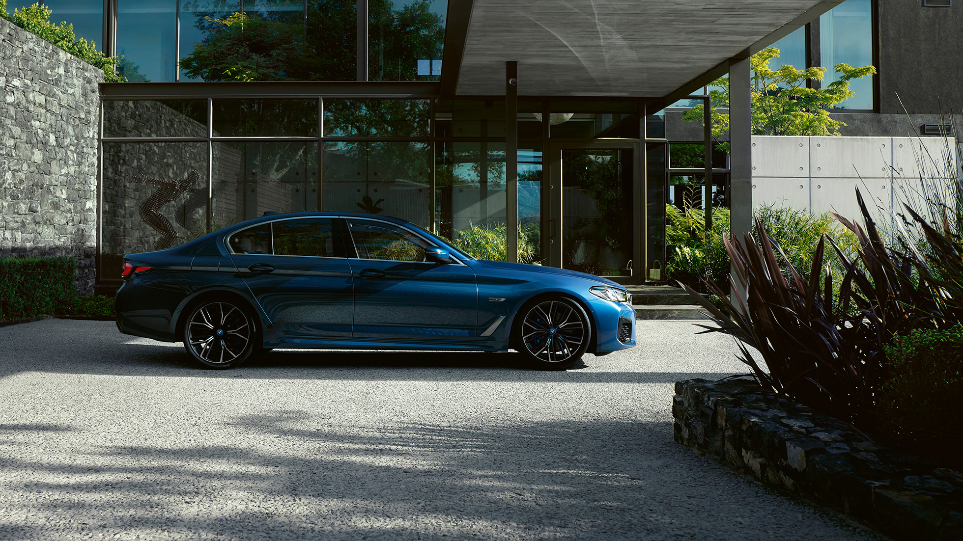 Exteriorul BMW Seria 5 Sedan, G30 Imagine cu partea laterală a BMW Seria 5 Sedan, G30, Facelift, 2020, în Albastru Phytonic, parcat