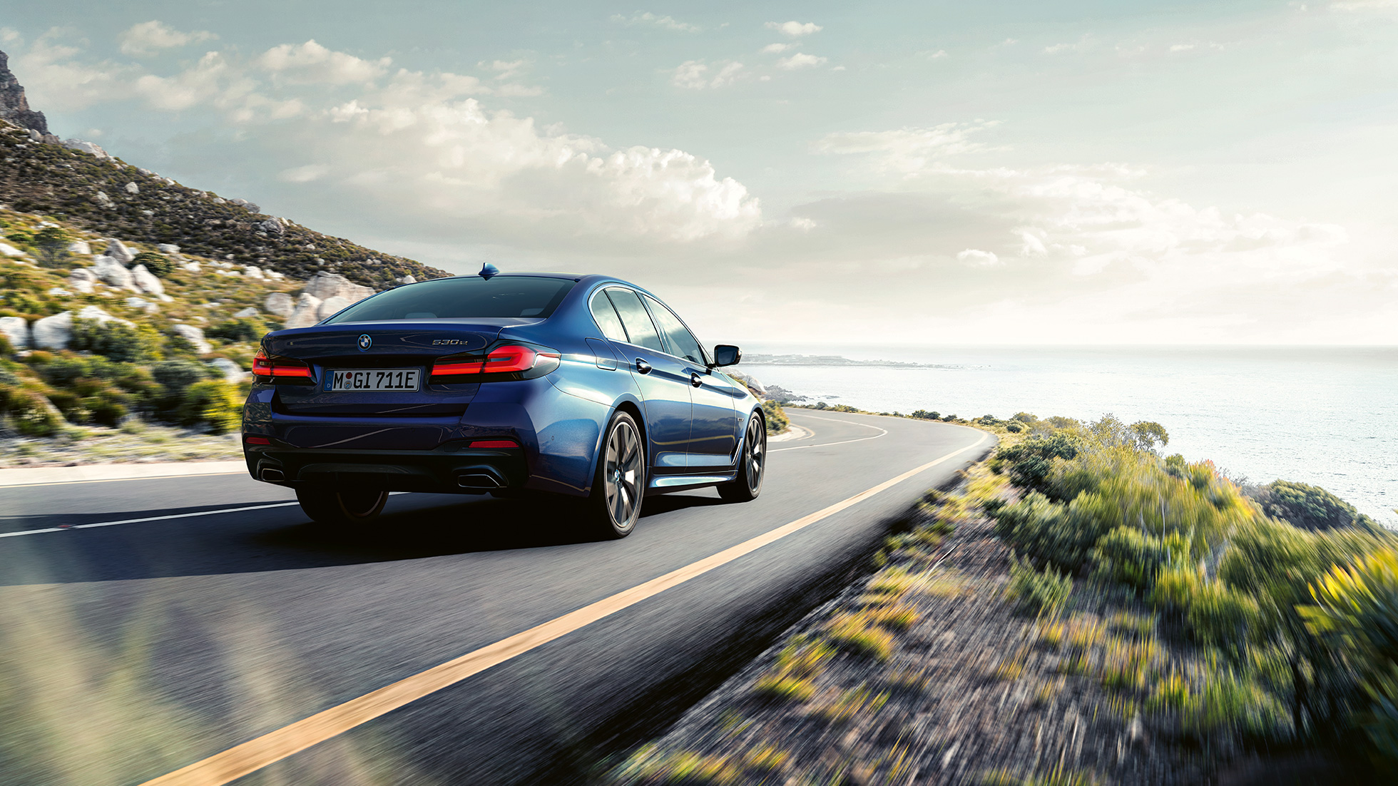 Dinamica de condus a BMW Seria 5 Sedan, G30 Dinamică de condus: imagine cu trei sferturi din partea spate a BMW Seria 5 Sedan, G30, în Albastru Phytonic, rulând