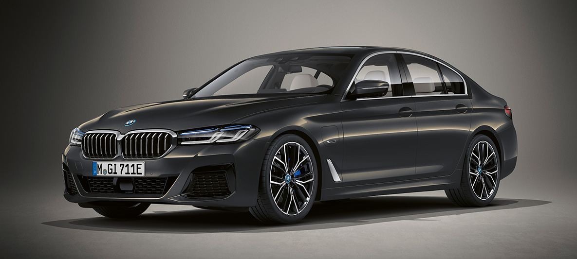 Culoarea exterioară BMW Individual a BMW Seria 5 Sedan, G30 Imagine cu trei sferturi din partea frontală a BMW Seria 5 Sedan Individual, G30, Facelift, 2020, staţionând