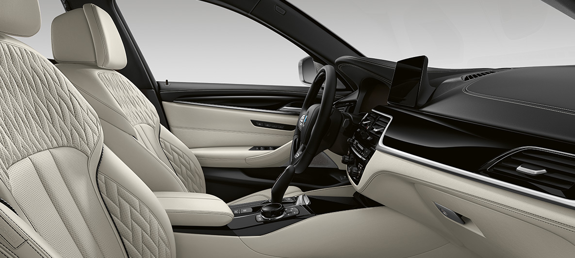 Imagine din habitaclul BMW Seria 5 Sedan Individual, G30, cu tapiţerie din piele Imagine din habitaclul BMW Seria 5 Sedan Individual, G30, Facelift, 2020, cu tapiţerie din piele