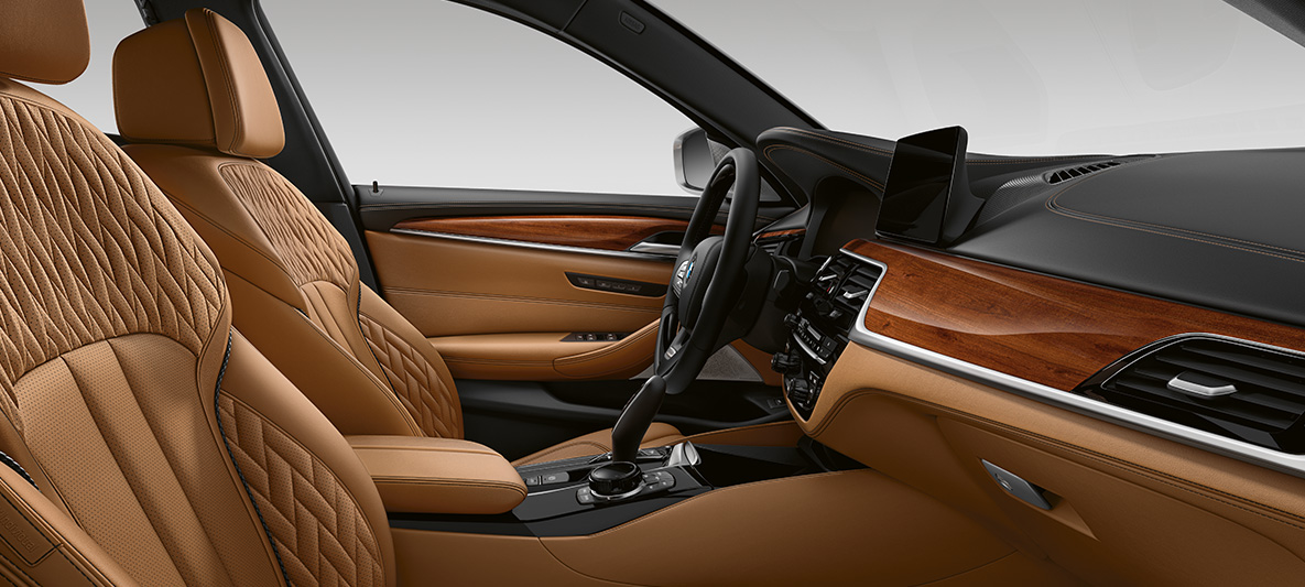 Imagine din habitaclul BMW Seria 5 Sedan Individual, G30, cu tapiţerie din piele Imagine din habitaclul BMW Seria 5 Sedan Individual, G30, Facelift, 2020, cu tapiţerie din piele