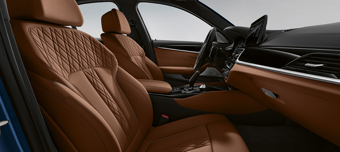 Imagine din habitaclul BMW Seria 5 Sedan Individual, G30, cu tapiţerie din piele Imagine din habitaclul BMW Seria 5 Sedan Individual, G30, Facelift, 2020, cu tapiţerie din piele