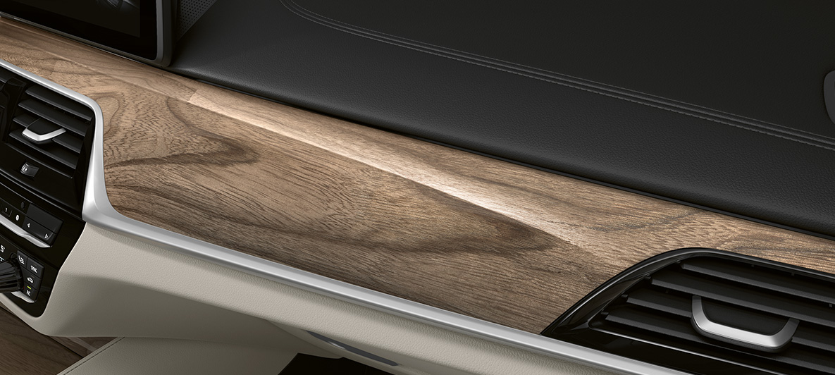 Imagine din habitaclul BMW Seria 5 Sedan Individual, G30, cu ornamente interioare Imagine din habitaclul BMW Seria 5 Sedan Individual, G30, Facelift, 2020, cu ornamente interioare