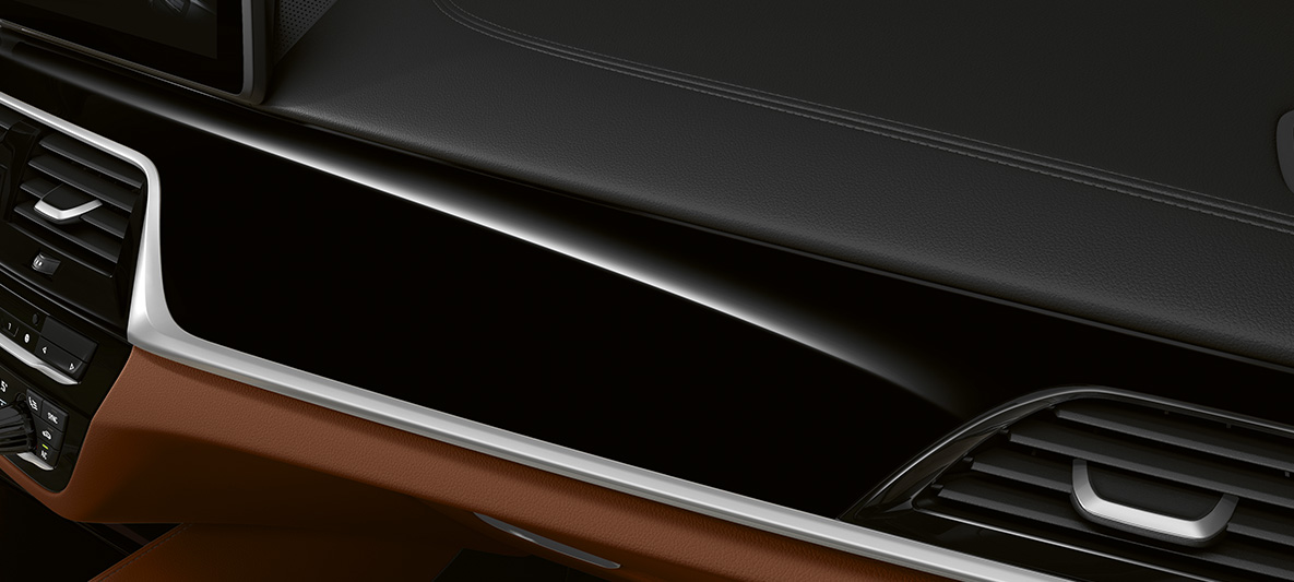 Imagine din habitaclul BMW Seria 5 Sedan Individual, G30, cu ornamente interioare Imagine din habitaclul BMW Seria 5 Sedan Individual, G30, Facelift, 2020, cu ornamente interioare