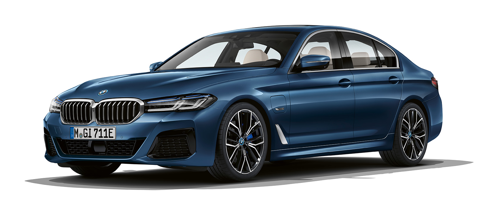 BMW Seria 5 Sedan, G30, staţionând Imagine cu trei sferturi din partea frontală a BMW Seria 5 Sedan, G30, Facelift, 2020, staţionând