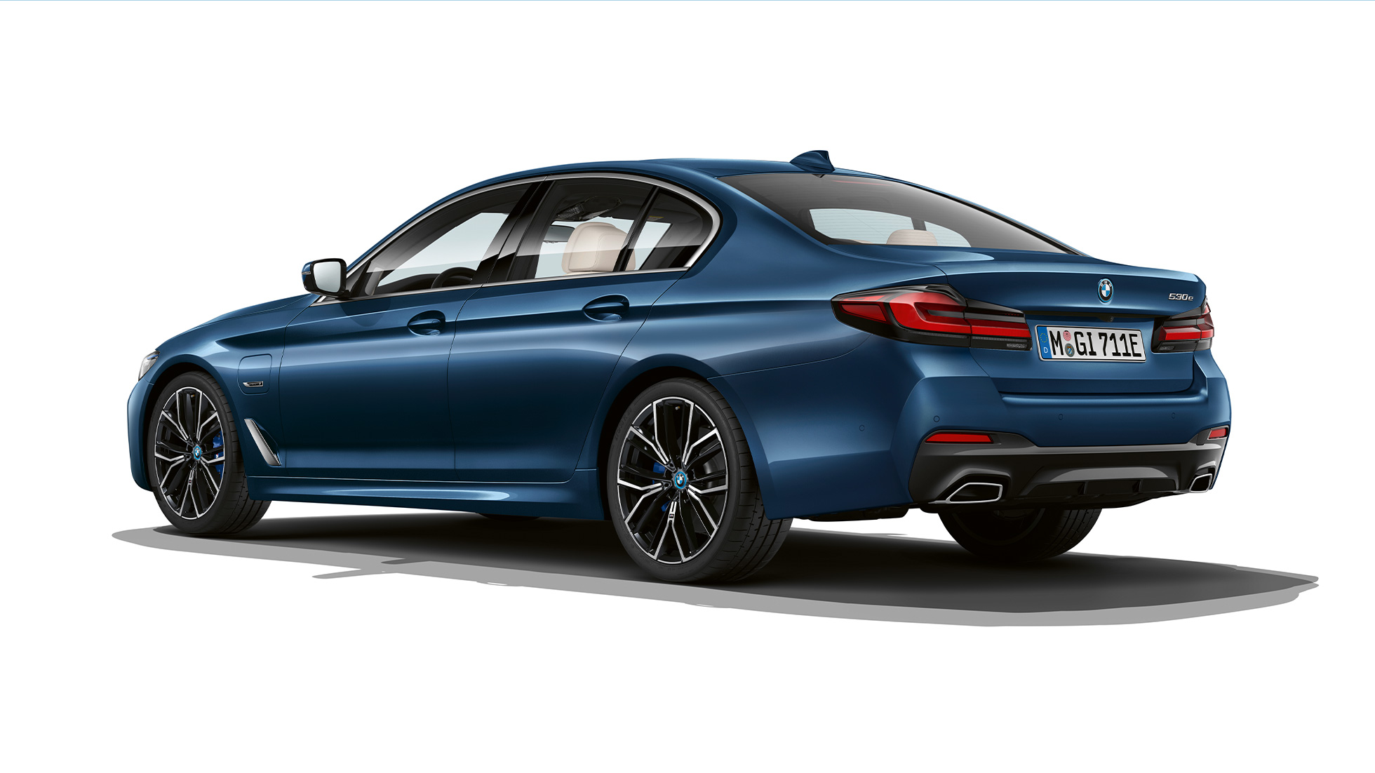 Partea spate a BMW Seria 5 Sedan Plug-in Hybrid, G30, cu pachet M Sport Imagine cu trei sferturi din partea spate a BMW 520d xDrive Sedan, G30, 2020, în Alb Alpine, cu pachet M Sport