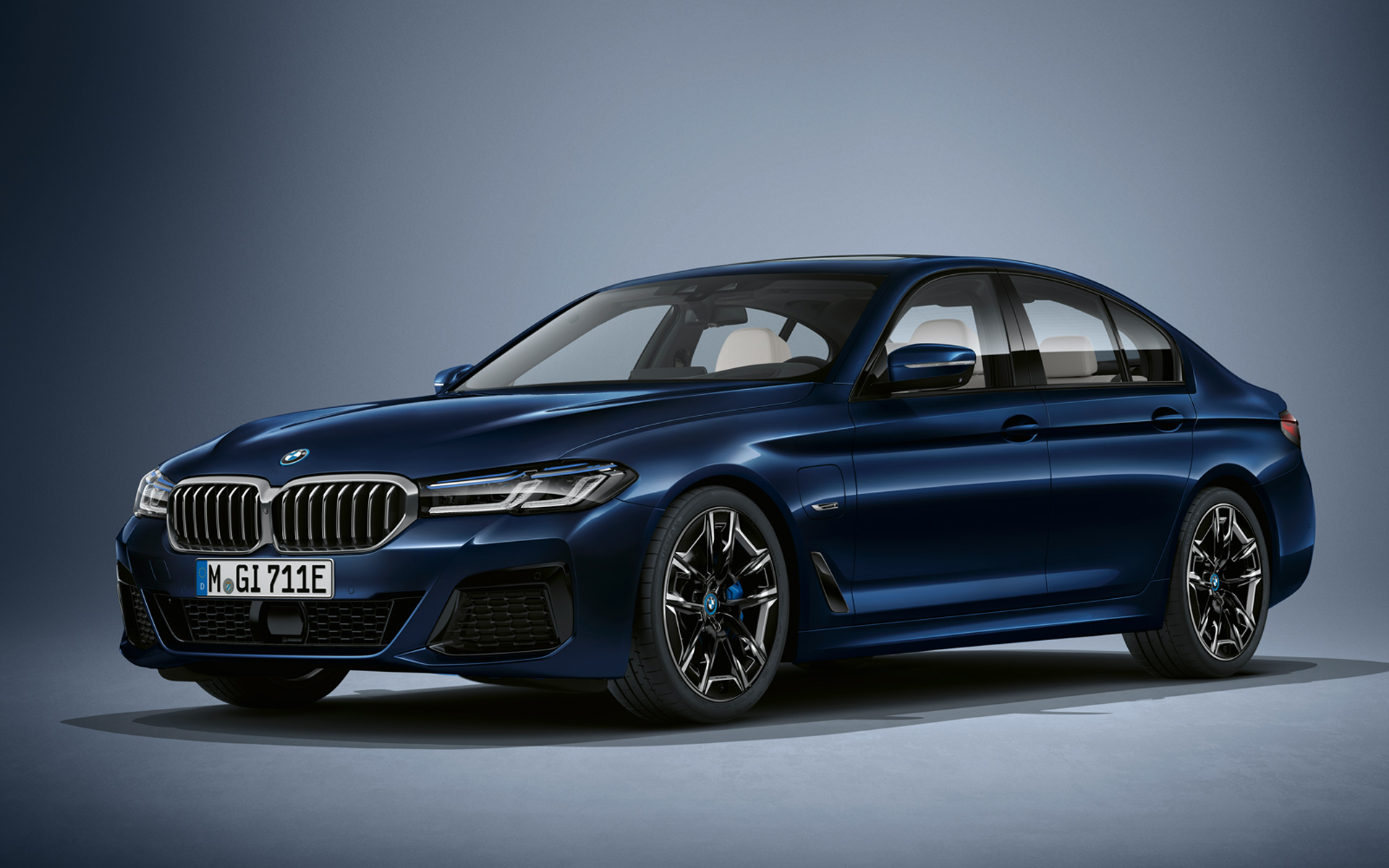 BMW Seria 5 Sedan G30 LCI în BMW Individual Albastru Tanzanite Imagine cu trei sferturi din partea frontală a BMW Seria 5 Sedan Individual G30 2020 Facelift în BMW Individual Albastru Tanzanite, staţionând
