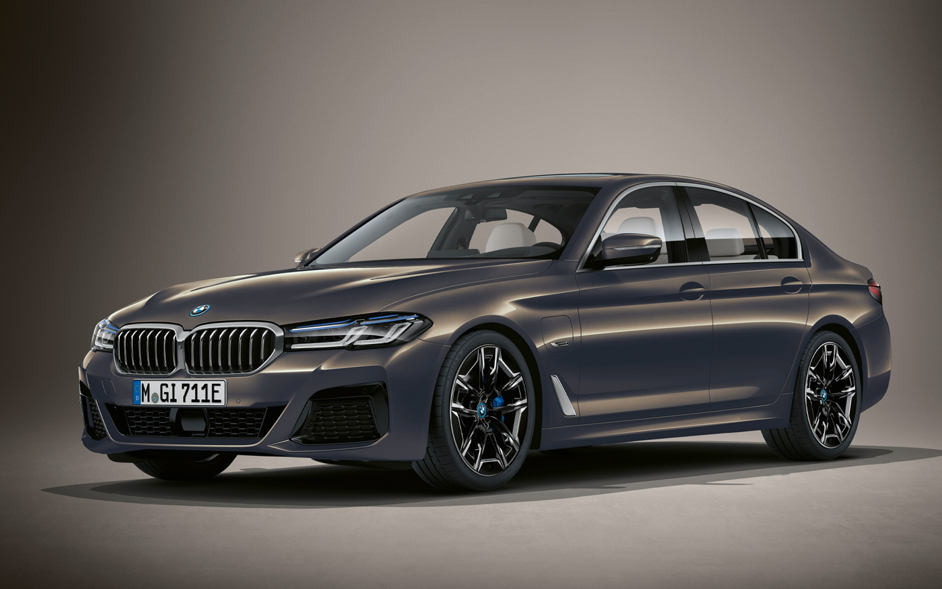 BMW Seria 5 Sedan G30 LCI în BMW Individual Gri Alvite Imagine cu trei sferturi din partea frontală a BMW Seria 5 Sedan Individual G30 2020 Facelift în BMW Individual Gri Alvite, staţionând