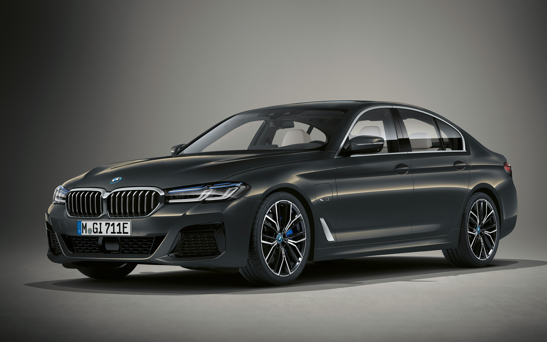 BMW Seria 5 Sedan G30 LCI în BMW Individual Gri Alvite Imagine cu trei sferturi din partea frontală a BMW Seria 5 Sedan Individual G30 2020 Facelift în BMW Individual Gri Dravite, staţionând