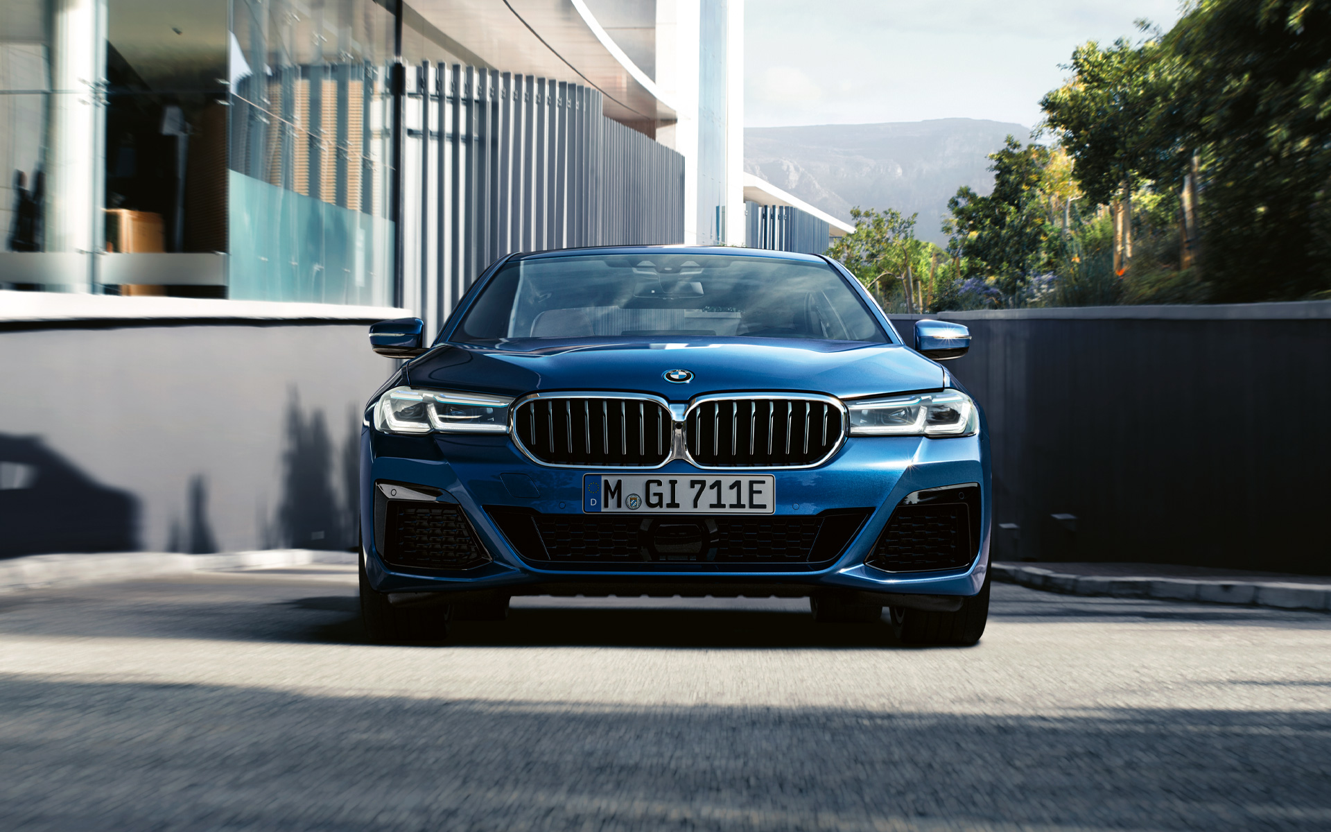 Grila dublă şi spoilerul frontal ale BMW Seria 5 Sedan, G30 Imagine în prim-plan cu grila dublă şi spoilerul frontal ale BMW Seria 5 Sedan, G30, Facelift, 2020, în Albastru Phytonic