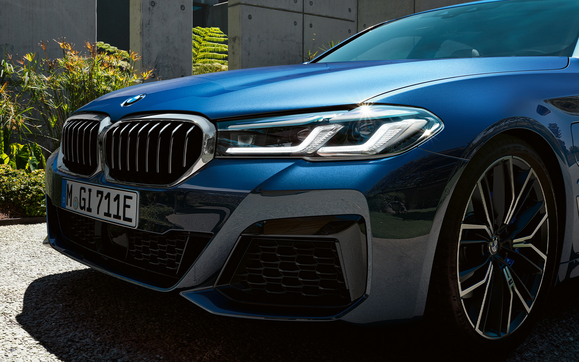 Farurile BMW Laserlight ale BMW Seria 5 Sedan, G30 Imagine în prim-plan cu farurile BMW Laserlight ale BMW Seria 5 Sedan, G30, Facelift, 2020, în Albastru Phytonic