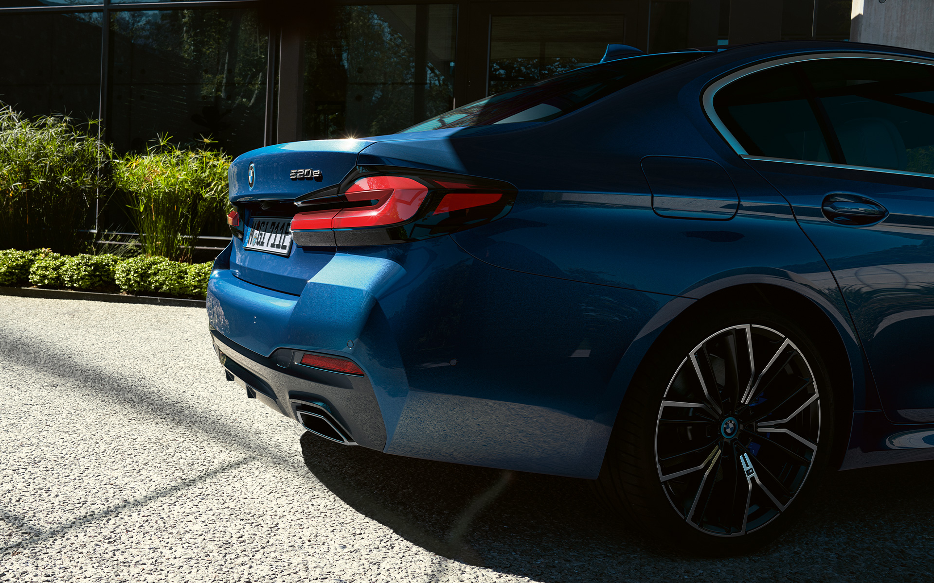 Spoilerul spate al BMW Seria 5 Sedan, G30 Imagine în prim-plan cu ţevile de eşapament ale BMW Seria 5 Sedan, G30, Facelift, 2020, în Albastru Phytonic