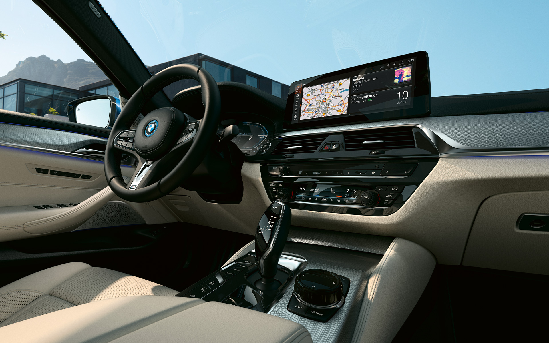 Interiorul BMW Seria 5 Sedan, G30 Imagine din interior cu Control Display-ul şi volanul sport îmbrăcat în piele ale BMW Seria 5 Sedan, G30, Facelift, 2020