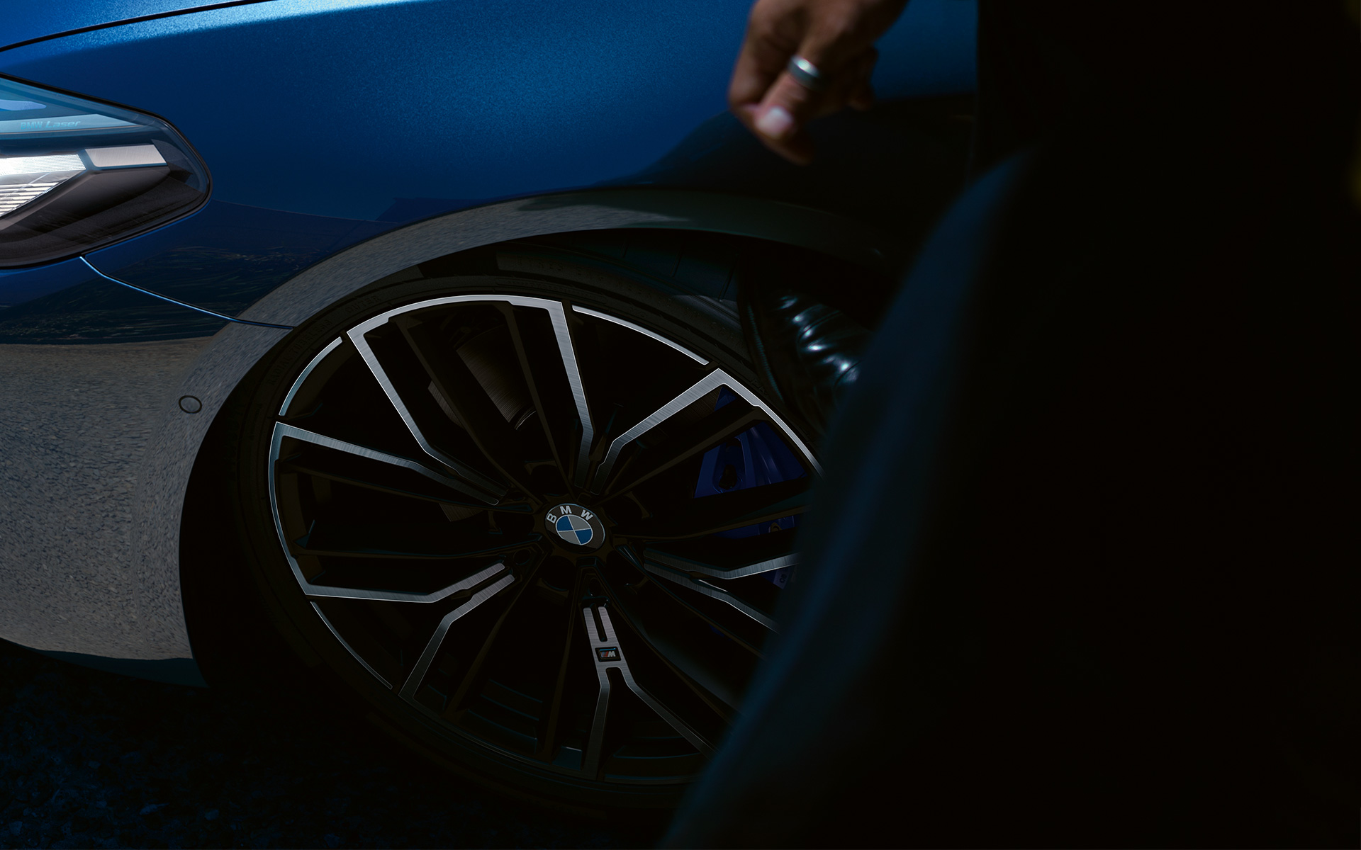 Jantele M din aliaj uşor Y-spoke, tip 846 M, ale BMW Seria 5 Sedan, G30 Imagine în prim-plan cu jantele M din aliaj uşor Y-spoke, tip 846 M, ale BMW Seria 5 Sedan, G30, Facelift, 2020, în Albastru Phytonic