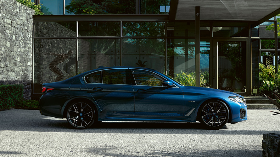 Exteriorul BMW Seria 5 Sedan, G30 Imagine cu partea laterală a BMW Seria 5 Sedan, G30, Facelift, 2020, în Albastru Phytonic, parcat