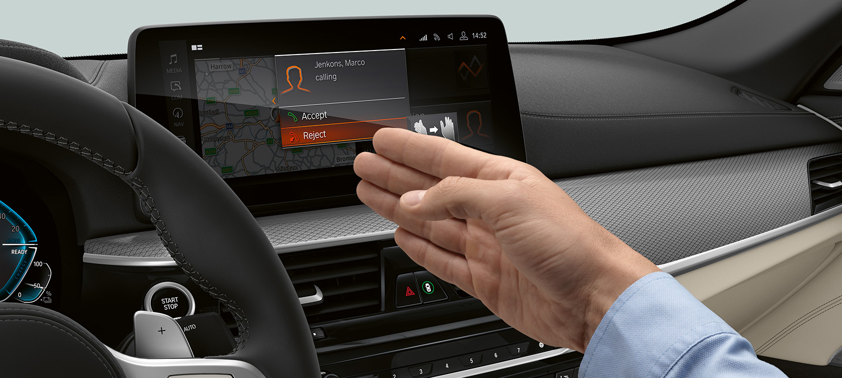 Tehnologiile BMW Seria 5 Sedan, G30 Imagine din habitaclul BMW Seria 5 Sedan, G30, Facelift, 2020, cu display-ul pentru informaţii