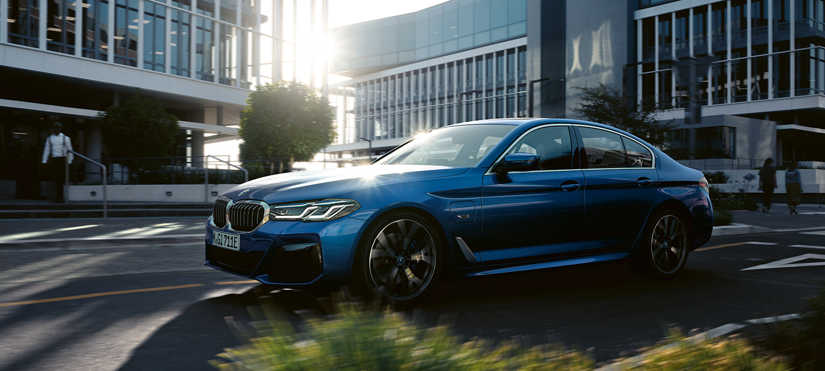 Imagine cu trei sferturi din partea frontală a BMW Seria 5 Sedan, G30, Facelift, 2020, în Albastru Phytonic, rulând