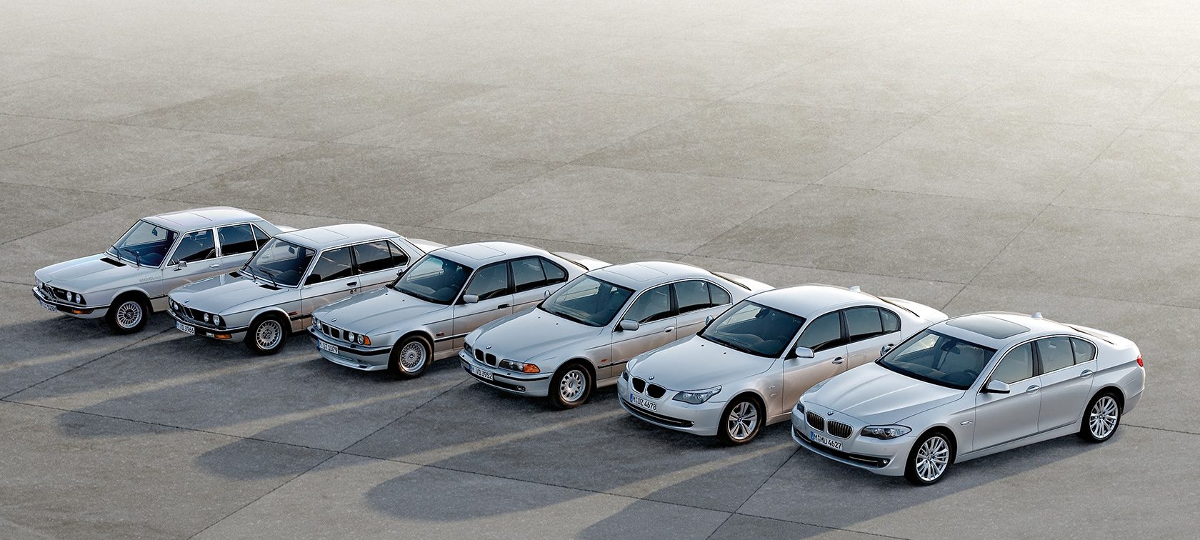 BMW Seria 5 Sedan, modele din 6 generaţii staţionând BMW Seria 5 Sedan, modele din 6 generaţii staţionând
