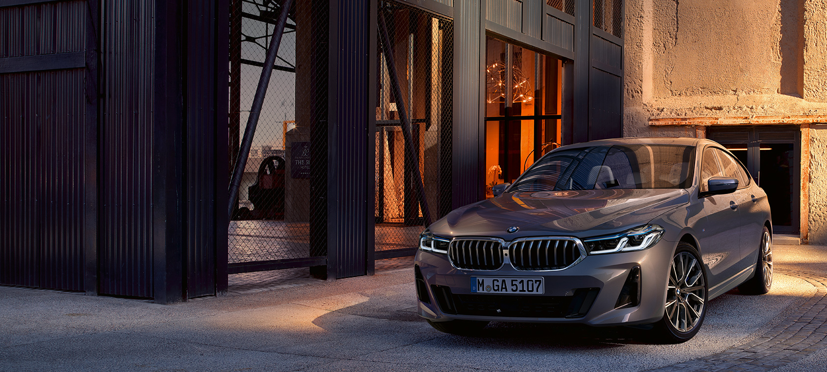 BMW Seria 6 Gran Turismo, G32, 2020 Imagine cu trei sferturi din partea frontală a BMW 640i xDrive Gran Turismo, G32, 2020, în Gri Bernina, staţionat într-o sală