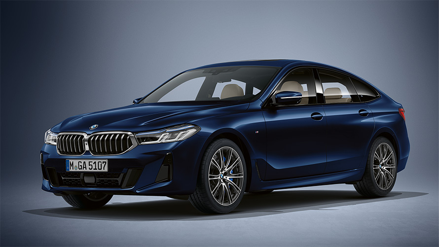 Imagine cu trei sferturi din partea frontală a BMW Seria 6 Gran Turismo, G32, 2020, în culoarea exterioară Albastru Tanzanite de la BMW Individual, staţionând