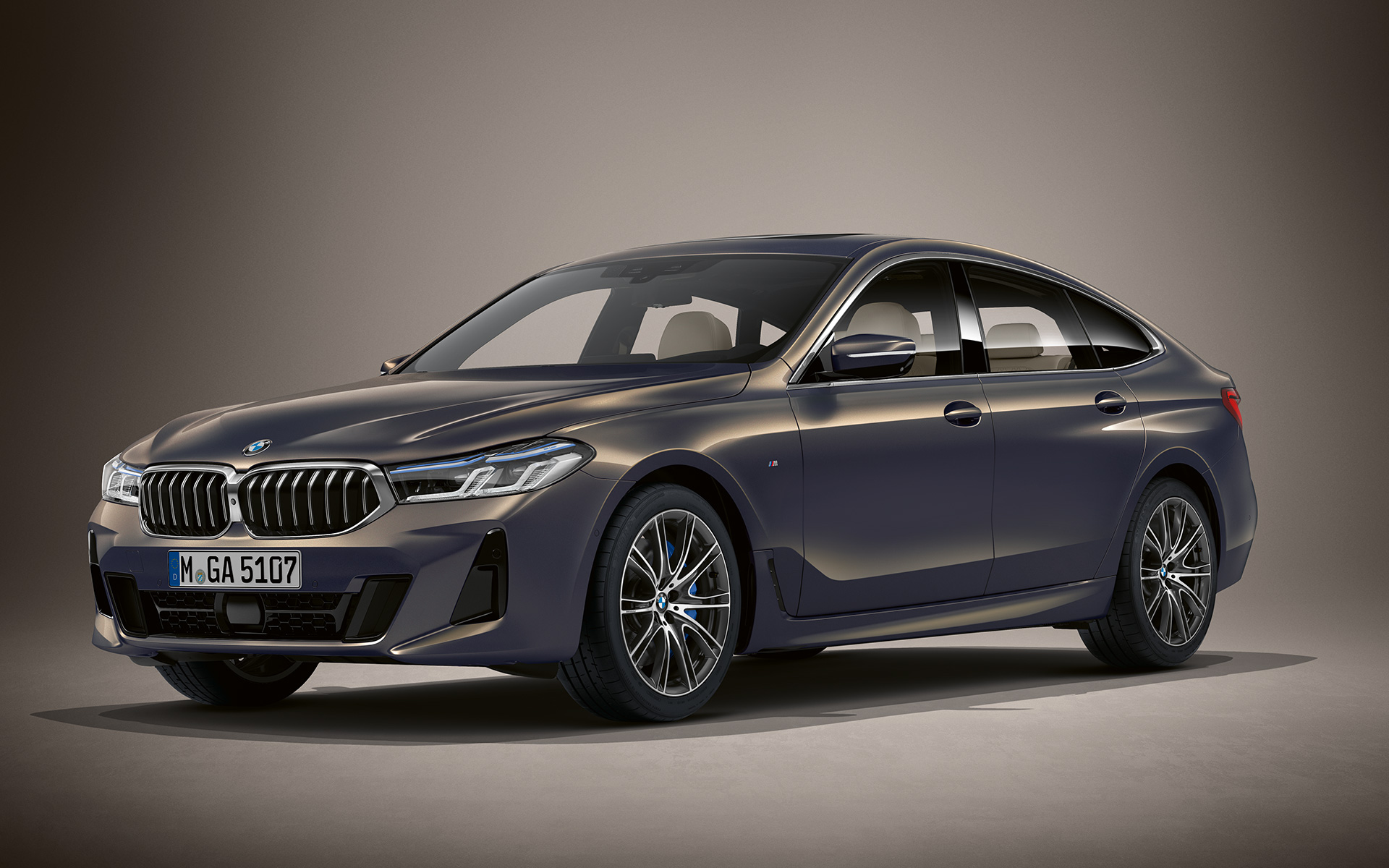 Imagine cu trei sferturi din partea frontală a BMW Seria 6 Gran Turismo G32, 2020, în culoarea exterioară BMW Individual Gri Alvit, staţionând