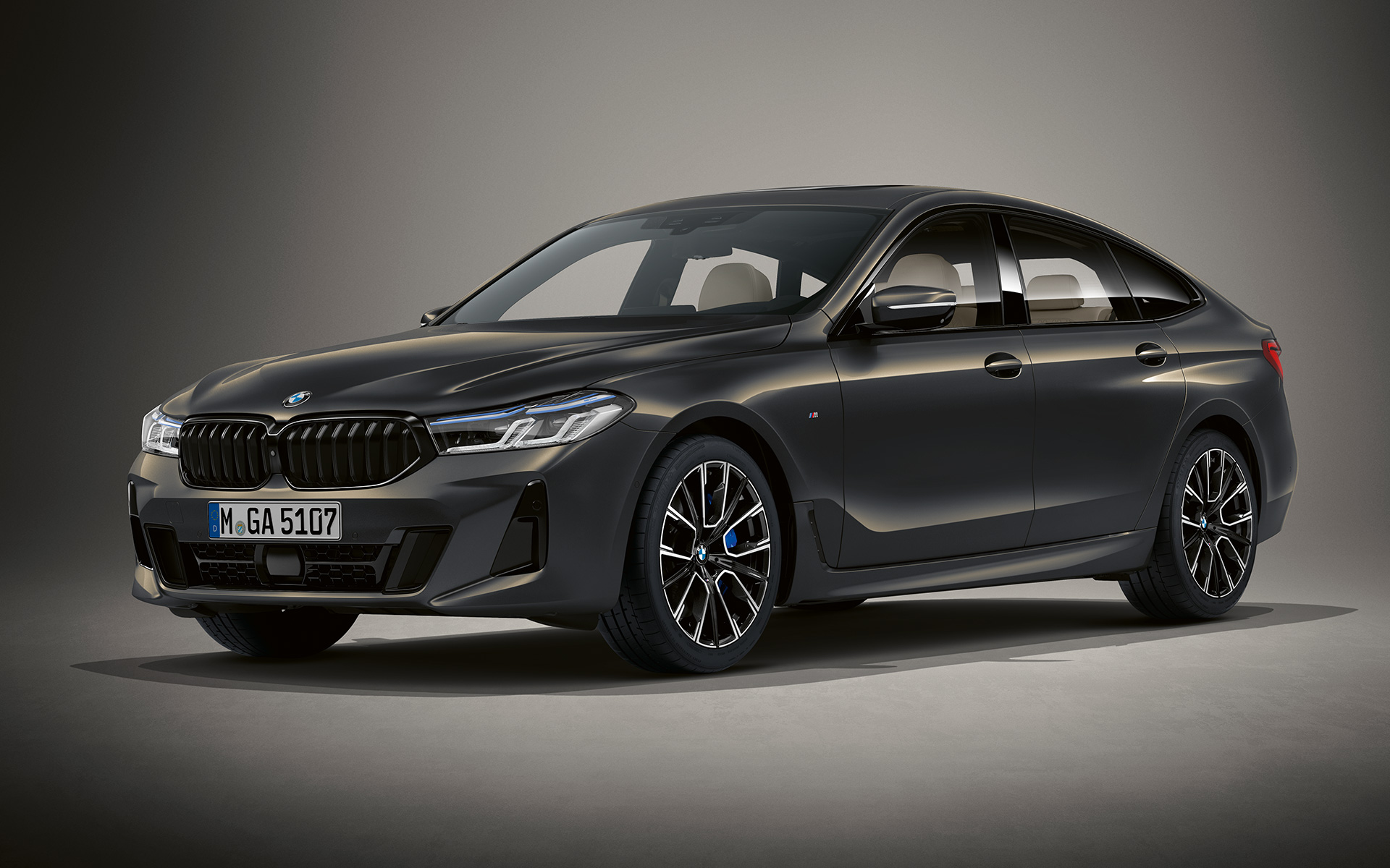 Imagine cu trei sferturi din partea frontală a BMW Seria 6 Gran Turismo G32, 2020, în culoarea exterioară BMW Individual Gri Dravit, staţionând
