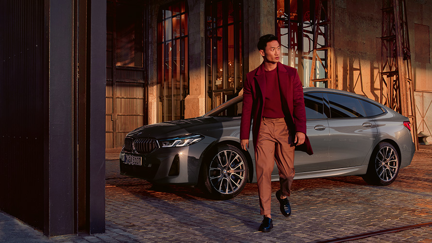 BMW Seria 6 Gran Turismo 640i xDrive (G32), Gri Bernina BMW Seria 6 Gran Turismo 640i xDrive (G32), Gri Bernina. Imagine din partea laterală a unui BMW cu un bărbat care stă în faţa maşinii