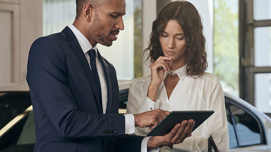 Angajat BMW oferă asistenţă unui client