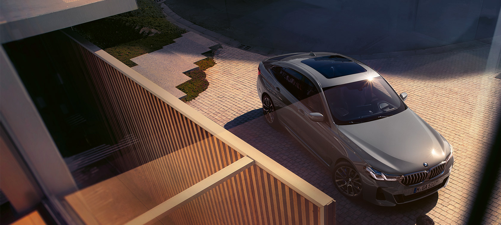 BMW Seria 6 Gran Turismo 640i xDrive (G32), Gri Bernina BMW Seria 6 Gran Turismo 640i xDrive (G32), Gri Bernina, imagine de sus cu trei sferturi din partea frontală în faţa unei clădiri