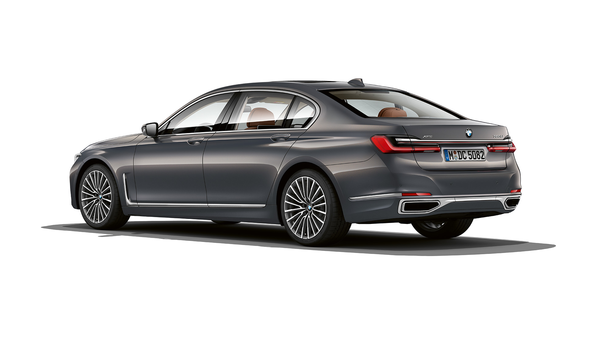 Imagine cu trei sferturi din partea spate a BMW Seria 7 Sedan cu pachetul Design Exterior Pure Excellence Imagine cu trei sferturi din partea spate a BMW Seria 7 Sedan gri cu pachetul Design Exterior Pure Excellence