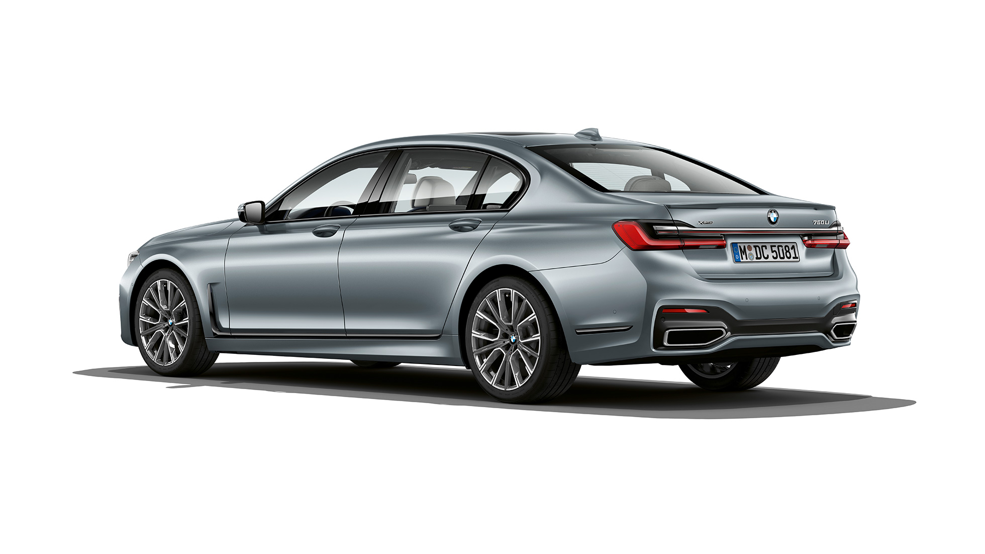 Imagine cu trei sferturi din partea spate a BMW Seria 7 Sedan cu pachet M Sport Imagine cu trei sferturi din partea spate a BMW Seria 7 Sedan gri cu pachet M Sport