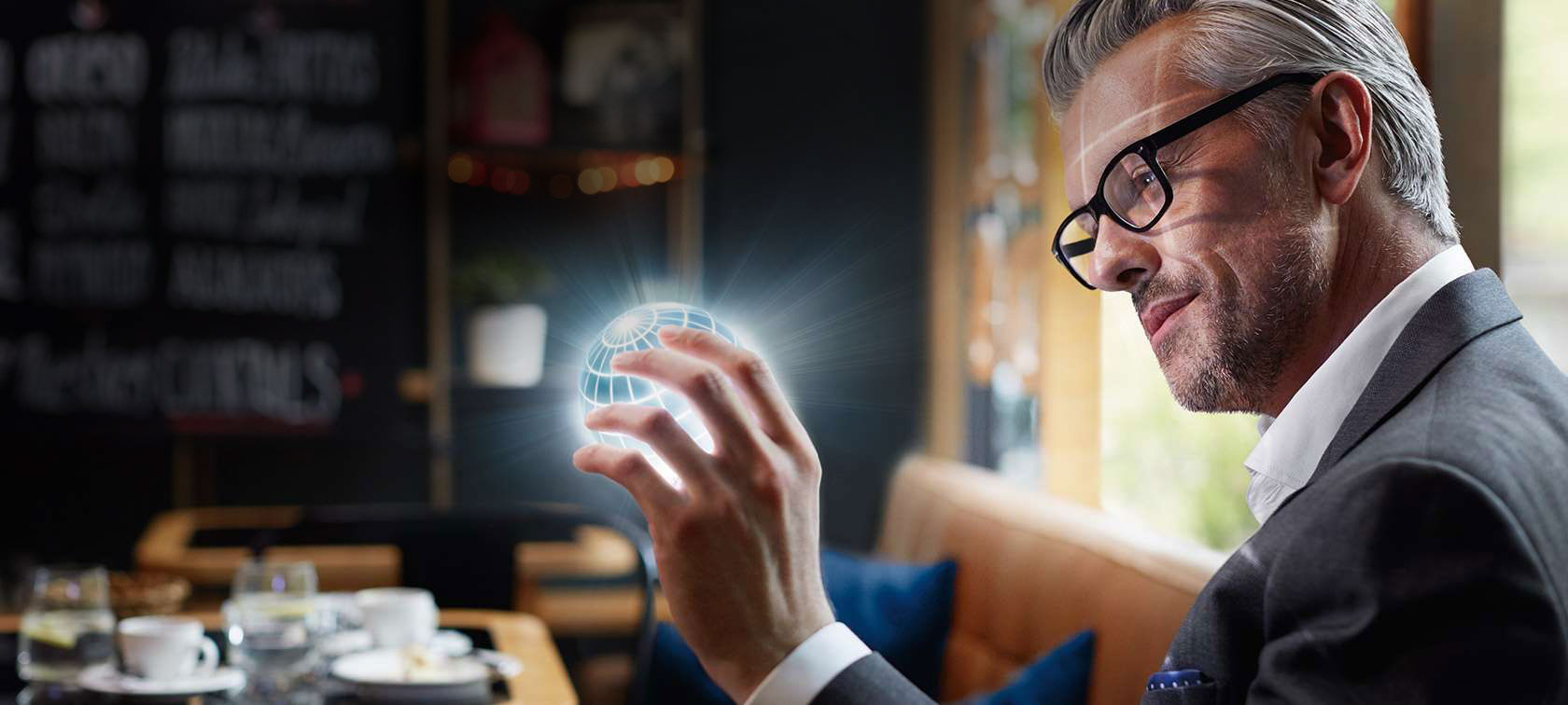 BMW ConnectedDrive pentru BMW Seria 7 Sedan BMW ConnectedDrive: un bărbat ţine în mâini un glob iluminat