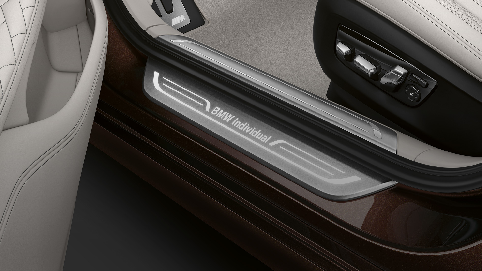 Pragurile portierelor BMW Seria 7 Sedan Pragurile portierelor BMW Seria 7 Sedan cu inscripţie „BMW Individual”