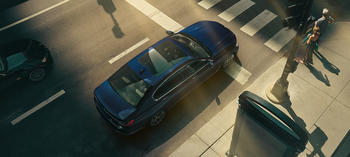 Imagine din perspectivă, BMW Individual Seria 7 Sedan Imagine din perspectivă cu un BMW Individual Seria 7 Sedan roşu