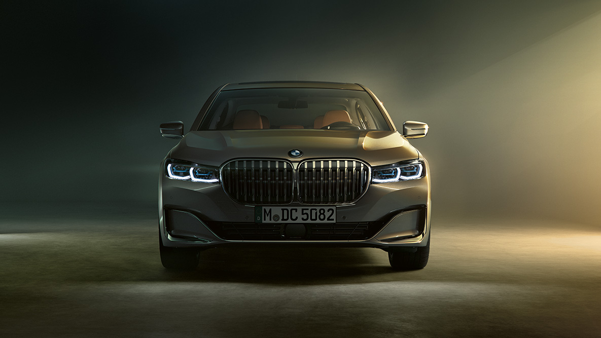 Imagine din partea frontală a unui BMW Seria 7 Sedan BMW Seria 7 Sedan Imagine din partea frontală într-o lumină difuză