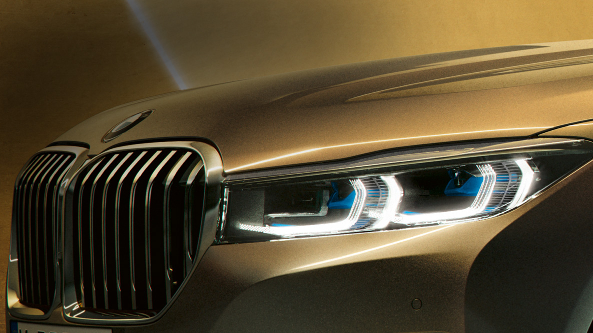 Farurile laser ale BMW Seria 7 Sedan BMW Seria 7 Sedan: imagine în prim plan cu farurile laser cu un fascicul alb-albastru