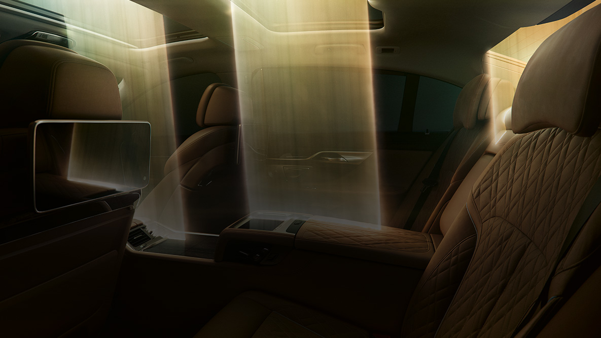 Interiorul unui BMW Seria 7 Sedan Interiorul unui BMW Seria 7 Sedan: Cum trece lumina prin plafonul panoramic
