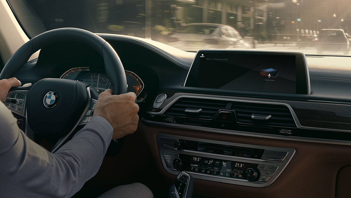 BMW Intelligent Personal Assistant BMW Intelligent Personal Assistant: un bărbat conduce un BMW, imagine în prim plan cu Live Cockpit Professional