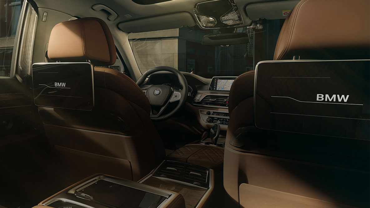 Sistem de divertisment pentru bancheta din spate pentru BMW Seria 7 Sedan BMW Seria 7 Sedan: imagine din partea din spate înspre sistemul de divertisment pentru bancheta din spate cu ecrane tactile HD