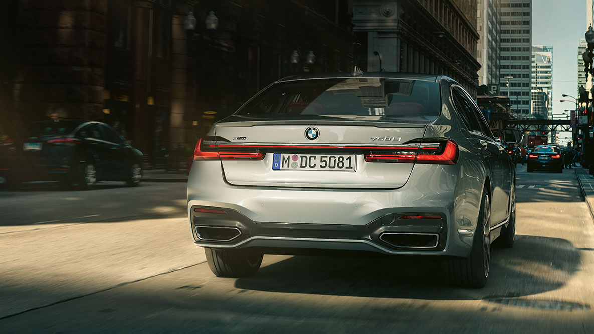 Asistent pentru mersul în marşarier BMW Seria 7 Sedan Asistent pentru mersul în marşarier BMW: Imagine din partea din spate a unui BMW Seria 7 Sedan