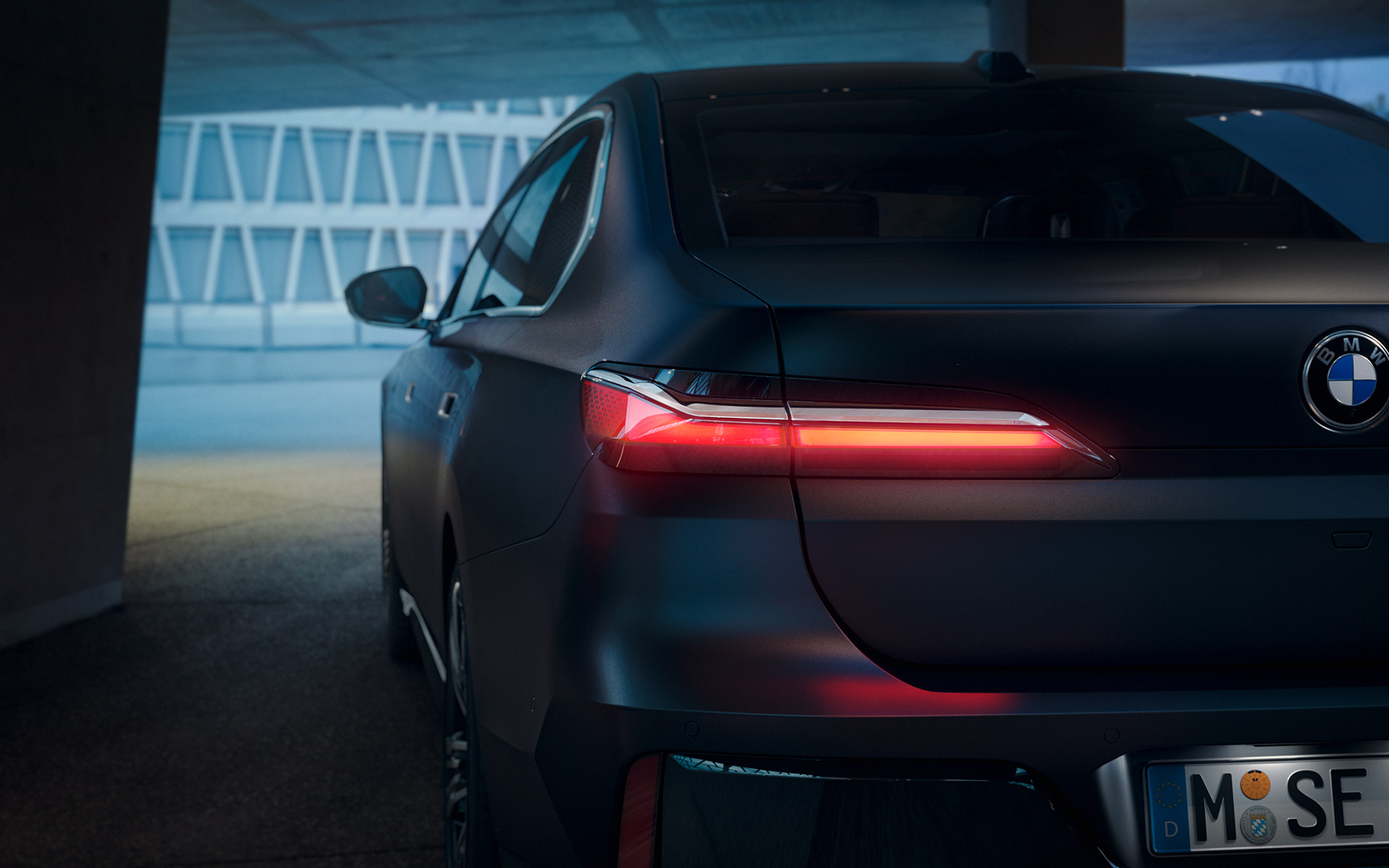 Imagine din partea din spate a unui BMW Seria 7 Sedan G70 ICE 740i Gri Frozen Deep, cu pachet M Sport BMW Seria 7 Sedan G70 ICE 740i, Gri Frozen Deep, cu pachet M Sport, imagine din partea din spate cu stopuri aprinse într-un tunel