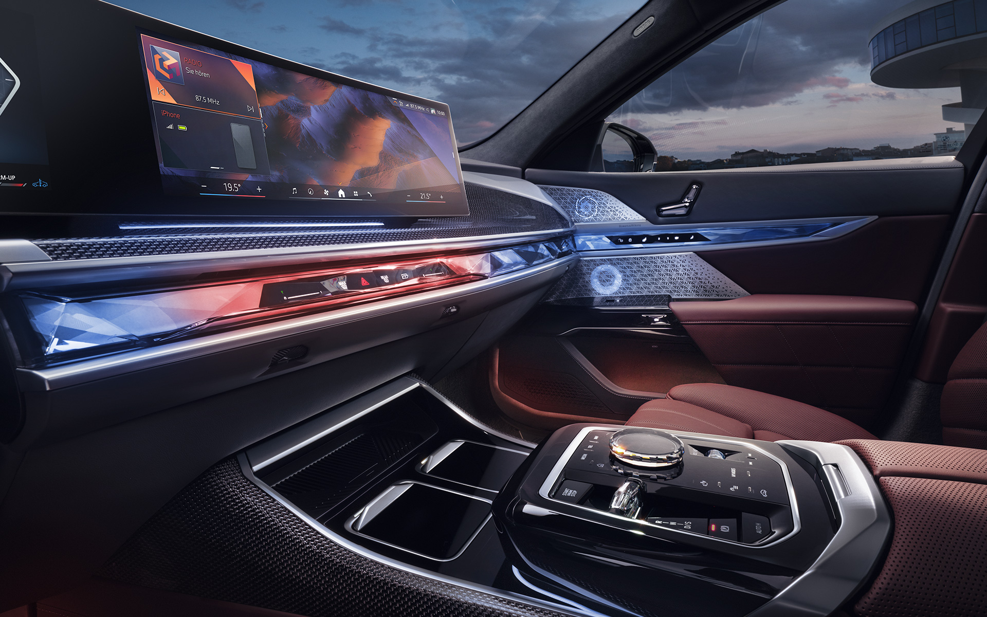 Imagine din partea frontală a habitaclului unui BMW Seria 7 Sedan G70 ICE 740i cu pachet M Sport BMW Seria 7 Sedan G70 ICE 740i cu pachet M Sport, imagine din interior şi din partea frontală cu aplicaţiile din sticlă CraftedClarity şi afişajul curbat