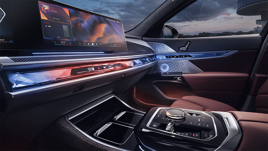 BMW Seria 7 Sedan G70 ICE 740i cu pachet M Sport, imagine din interior şi din partea frontală cu aplicaţiile din sticlă CraftedClarity şi afişajul curbat