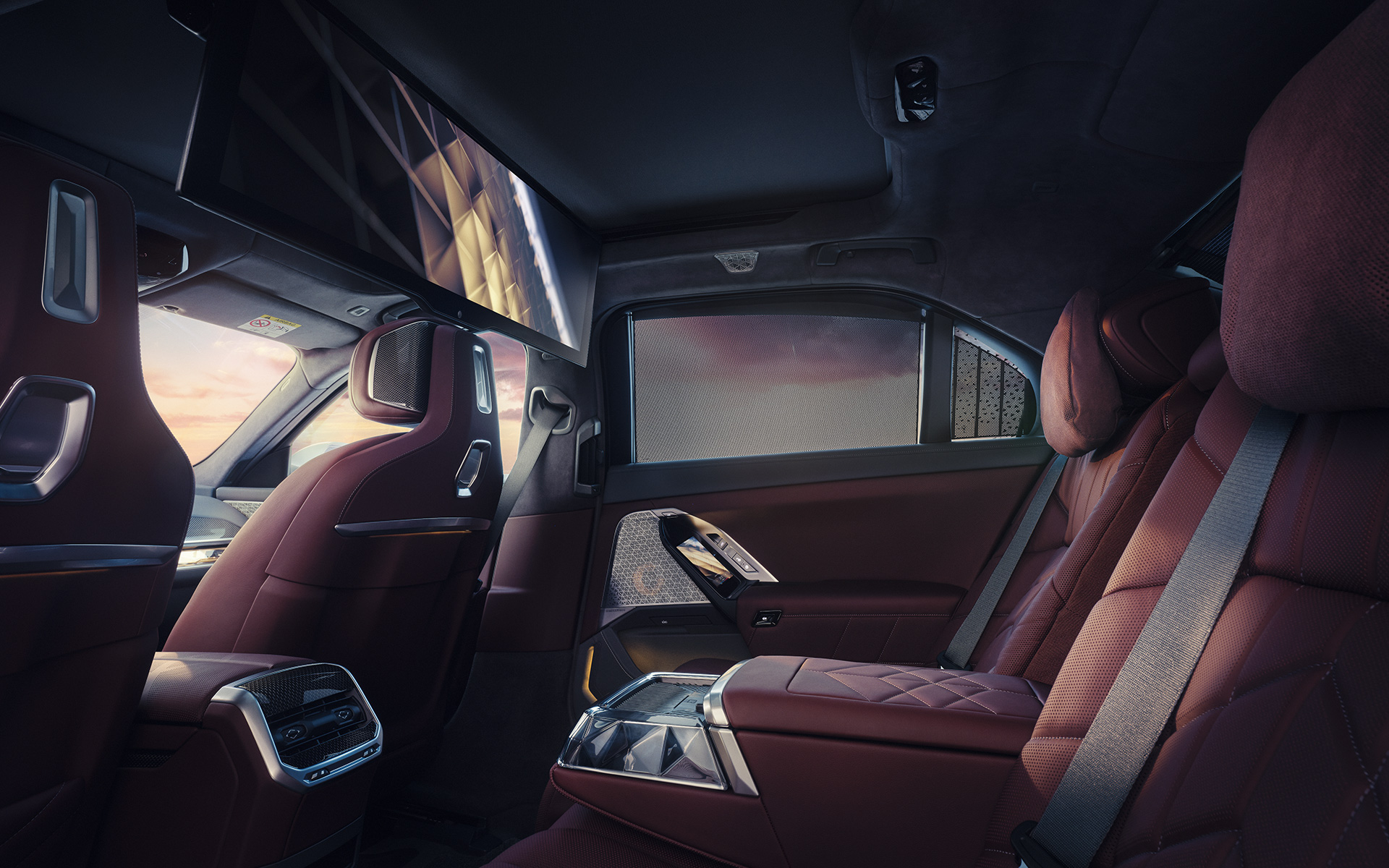 BMW Seria 7 Sedan G70 ICE 740i cu pachet M Sport, imagine din partea din spate a habitaclului BMW Seria 7 Sedan G70 ICE 740i cu pachet M Sport, imagine din partea frontală a habitaclului cu afişaj de divertisment