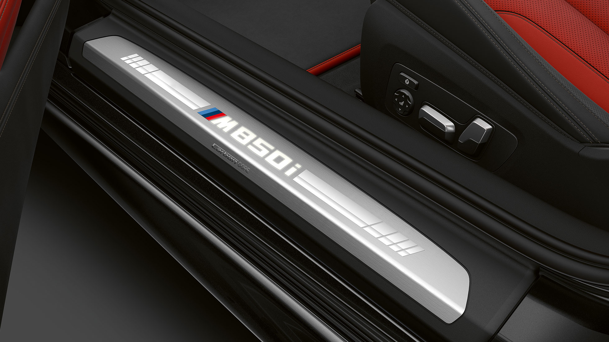 Imagine cu pragurile portierelor BMW M850i xDrive în Negru Carbon metalizat. Imagine cu pragurile portierelor BMW M850i xDrive în Negru Carbon metalizat.