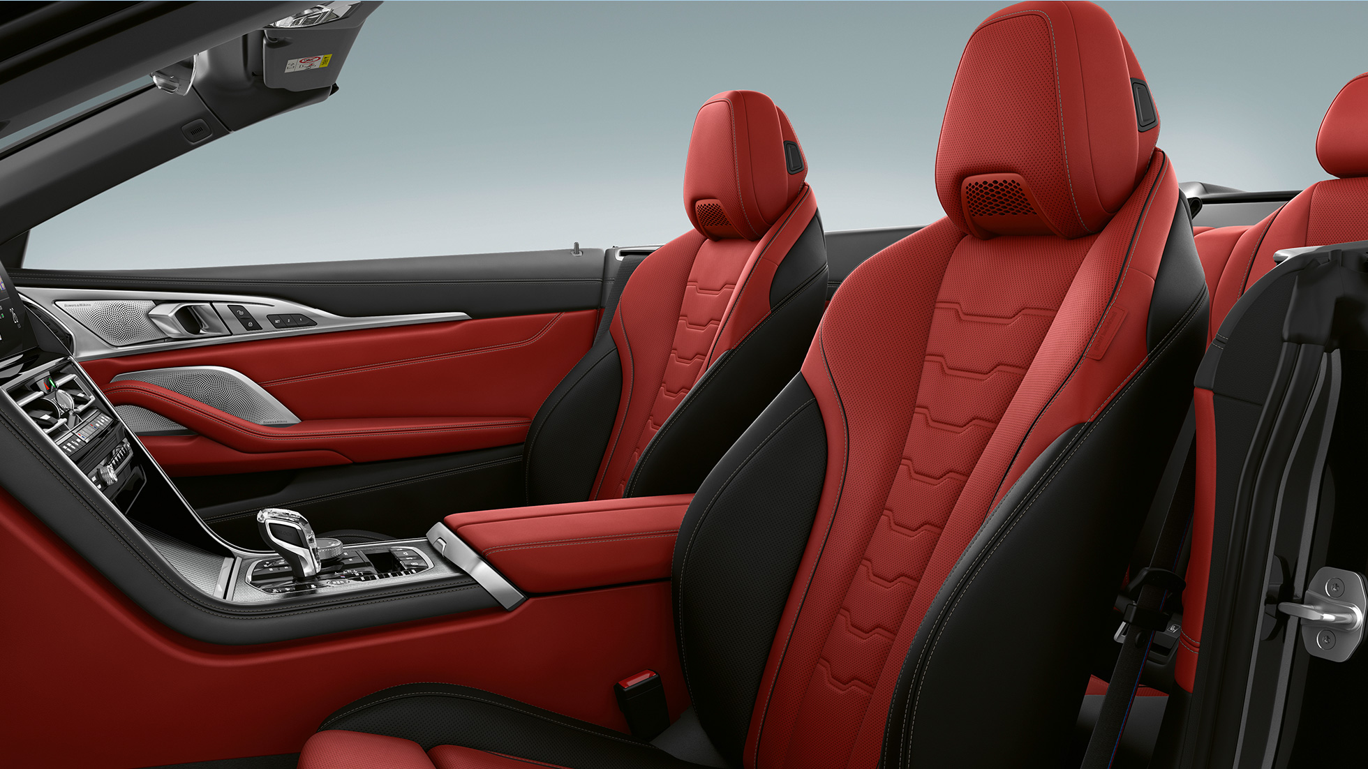 Tapiţeria BMW Individual din piele Merino cu conţinut extins în Roşu Fiona/ negru a BMW M850i xDrive în Negru Carbon metalizat. Tapiţeria BMW Individual din piele Merino cu conţinut extins în Roşu Fiona/ negru a BMW M850i xDrive în Negru Carbon metalizat.