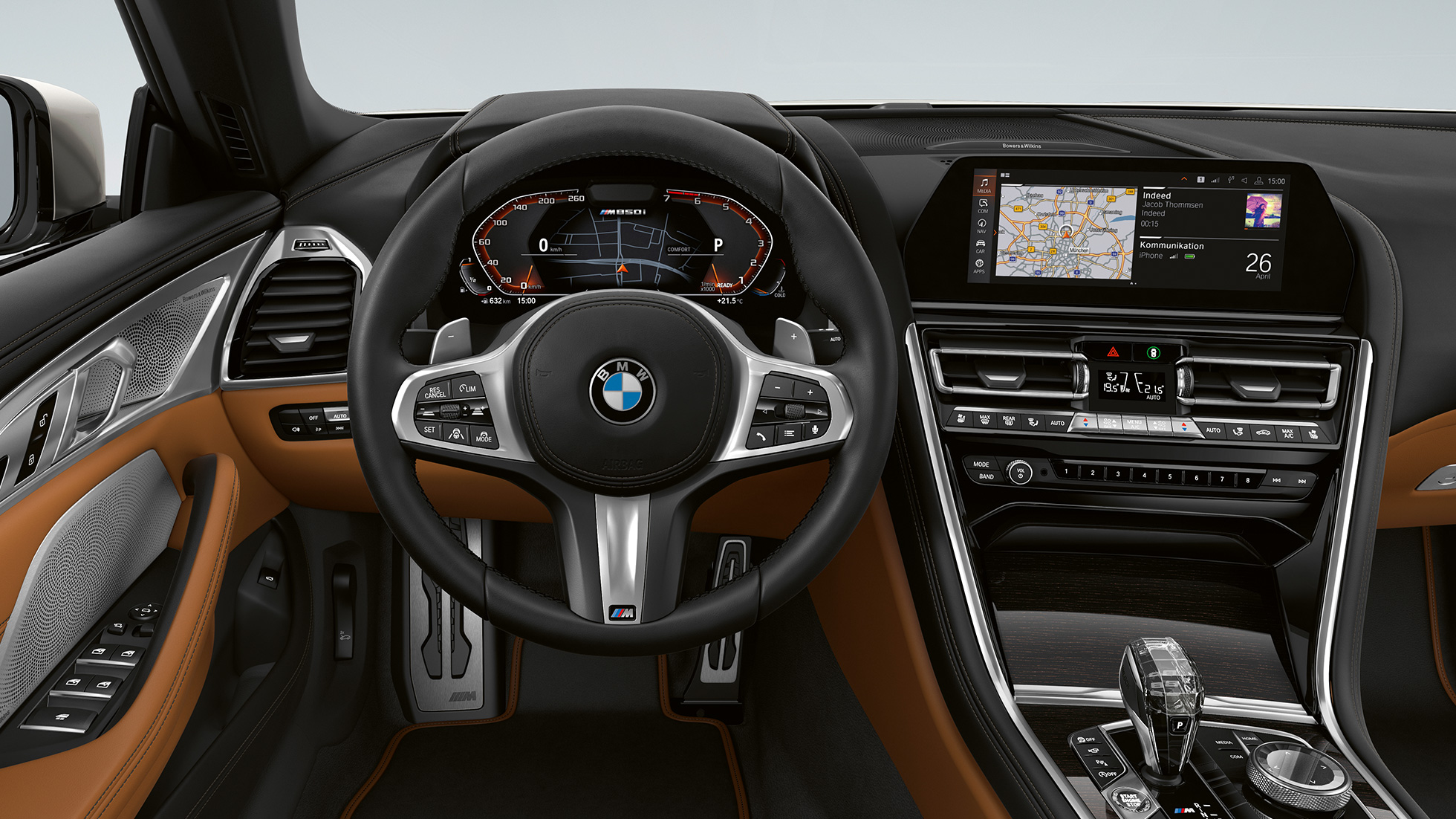 Imagine cu habitaclul şi volanul M îmbrăcat în piele ale BMW M850i xDrive în Alb Mineral metalizat. Imagine cu habitaclul şi volanul M îmbrăcat în piele ale BMW M850i xDrive în Alb Mineral metalizat.