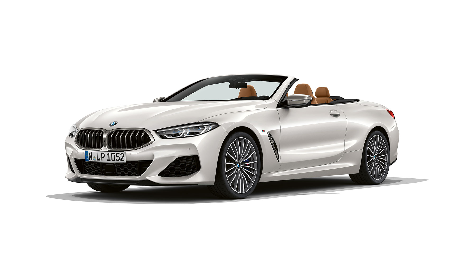 Imagine cu trei sferturi din partea frontală a BMW M850i xDrive în Alb Mineral metalizat. Imagine cu trei sferturi din partea frontală a BMW M850i xDrive în Alb Mineral metalizat.